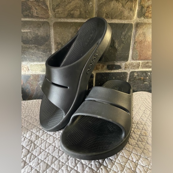 OOFOS slip on Recovery Slides Men’s size 5 /women’s size 7. EXCELLENT CONDITION - Picture 1 of 4
